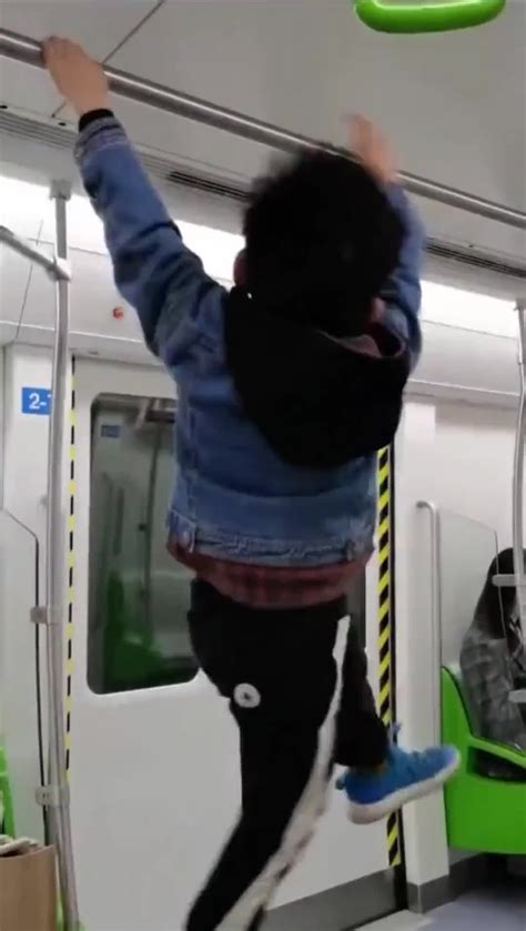 就皮！熊孩子坐地铁“玩游戏”摔倒无人扶-直播吧zhibo8.cc