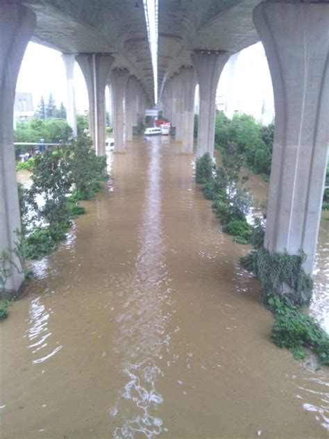 大雨过境，昆明城区多地积水