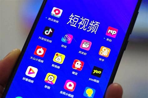 抖音与快手的最后战役 据2019年Q3中国短视频市场研究报告显示，抖音与 快手 的MAU合计达到了6.8亿。对比近年 移动互联网 红利在一二线 ...