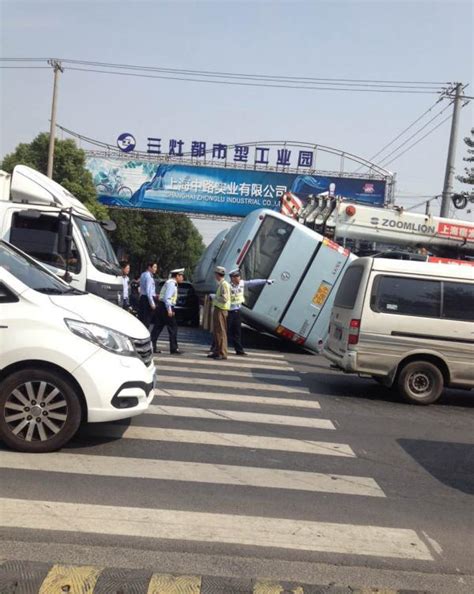 上海一大巴被追尾侧翻 车上44名小学生17人轻伤-搜狐新闻