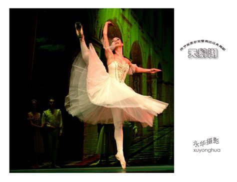 Peuterey携手俄罗斯芭蕾舞舞者 呈献现代奢华_凤凰时尚
