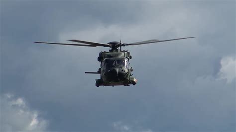 直升机表演空中翻跟斗，这机动性能让人赞叹_腾讯视频