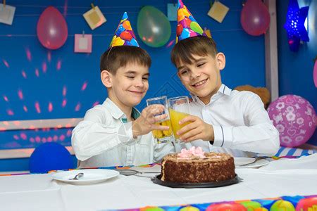 生日派对上的男孩高清图片下载-正版图片307054989-摄图网