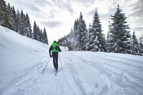 雪地滑雪者高清图片下载-正版图片307793857-摄图网