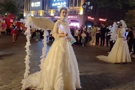 中国颜值巅峰看哈尔滨中央大街，白天剧组来拍摄，晚上模特来走秀_凤凰网视频_凤凰网