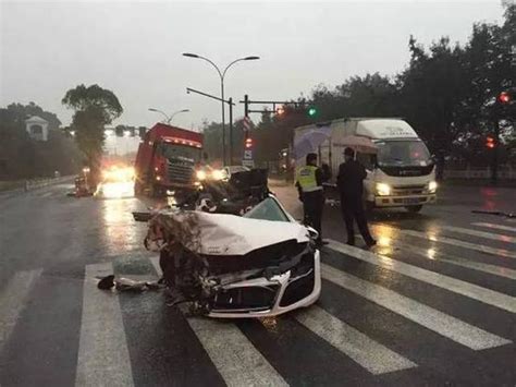 今晨南通机场路发生惨烈车祸 SUV几被撞碎