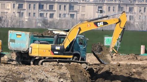 挖掘机机动车挖土工作施工现场，师傅技术太厉害了_腾讯视频