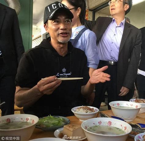 63岁任达华身材健壮不走样 台湾逛小吃摊与粉丝合影超亲和_新浪图片