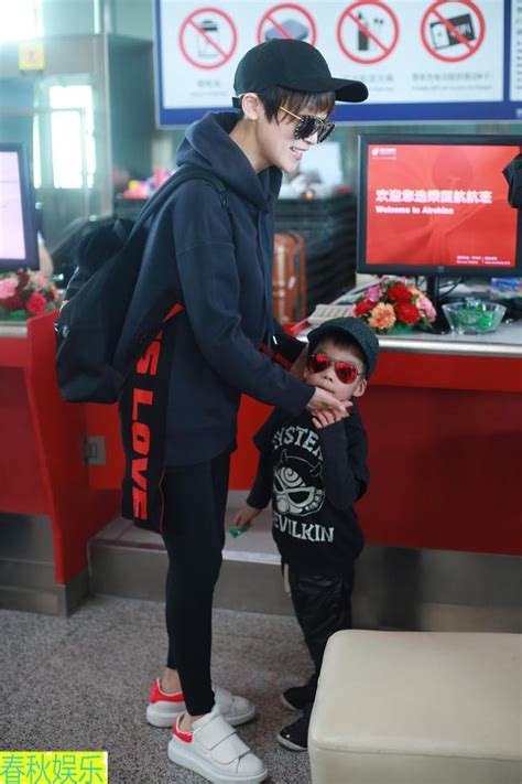 吴京老婆谢楠带儿子现身机场，吴所谓贴心要喂妈妈吃糖！