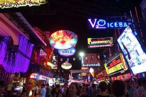 镜头下：曼谷的酒吧一条街，一到夜晚热闹非凡|曼谷|酒吧|人妖_新浪新闻