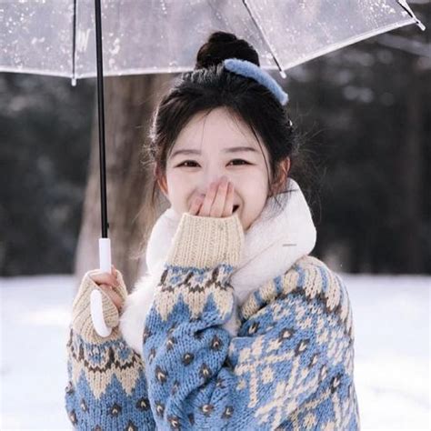 冬天雪中戴围巾短发清纯女生头像图片_女生头像_头像屋