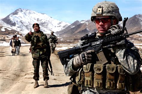 大批武器被缴获 美军成了塔利班的“运输大队长”？_手机新浪网