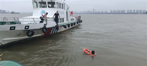 江苏海事局 海事动态 南京海事齐心救助一名长江游泳遇险人员