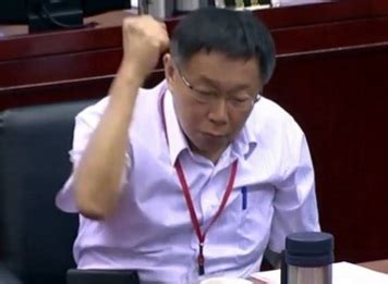 台北市长砸桌子gif表情包-台北市长砸桌子微信表情包2.0 高清版-东坡下载