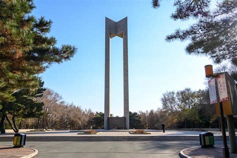 长春地标建筑之一：长春解放纪念碑，高30多米，仿佛一座巨门|长春|纪念碑|南湖公园_新浪新闻