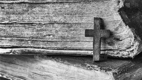 交叉在圣经上木制的背景上。圣书。黑白摄影