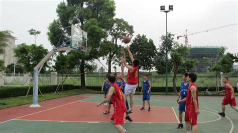 江门花园新村附近小区室外篮球场是免费开放打球吗？江门丙烯酸篮球场材料厂家