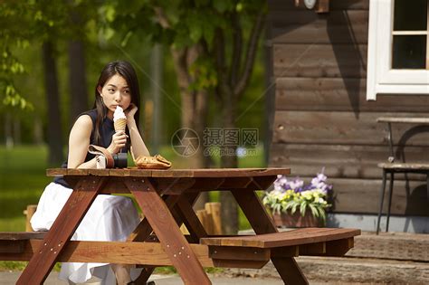 一个女人吃奶油冰激凌高清图片下载-正版图片502030633-摄图网