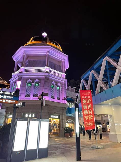 实拍武汉光谷步行街夜景，年轻人最喜欢逛的一条街