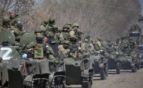 北约自创新战法，乌克兰3公里距离就开火，俄军AK突击步枪成摆设