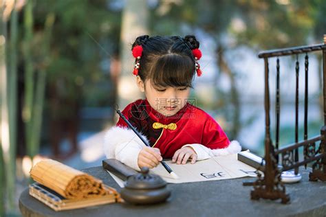 中国风小女孩公园里写书法毛笔字高清图片下载-正版图片501699267-摄图网