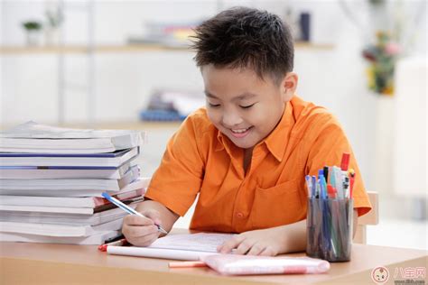 做作业时调皮的小男孩EPS素材免费下载_红动中国
