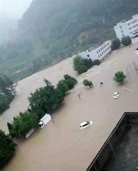 湖南凤凰部分地区遭遇暴雨 低洼路段积水河水上涨-天气图集-中国天气网