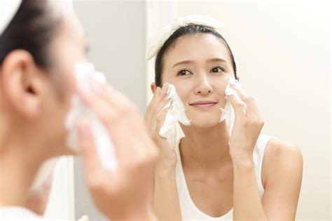 【图】洗脸的正确方法往外打圈还是往内 注意细节才能有强效_洗脸的正确方法_伊秀美容网|yxlady.com