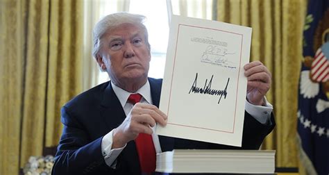 特朗普正式签署美国三十年来最大减税法案 - 国际视野 - 华声新闻 - 华声在线