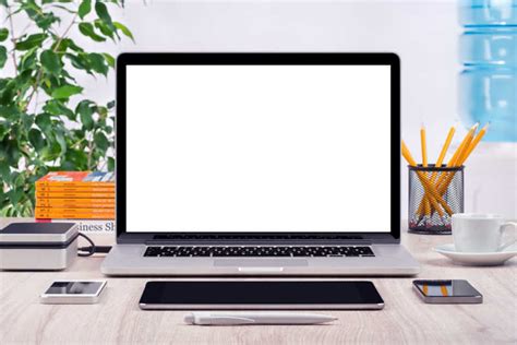 电脑屏幕图片-室内布局模糊的木桌上的空白屏幕笔记本电脑素材-高清图片-摄影照片-寻图免费打包下载