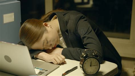 办公室上司对打瞌睡的员工发脾气,设计模板,汇图网www.huitu.com