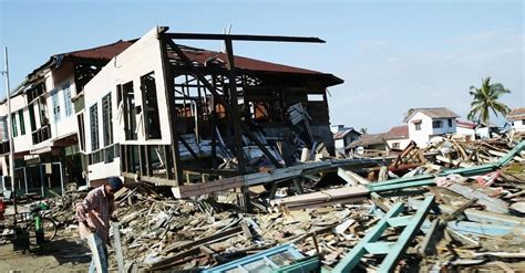 印尼2004年强震致印度洋海啸：波及13国 至少22万人丧生|印度尼西亚|地震|印尼_新浪新闻