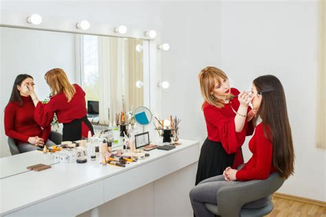 专业的白种人沙龙创建专业化妆工作室的妇女高清图片下载-正版图片307898198-摄图网