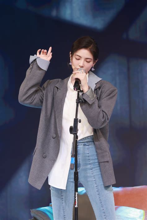 许佳琪发布新歌《漫》舞台首秀现场照 西装配牛仔裤帅气干练
