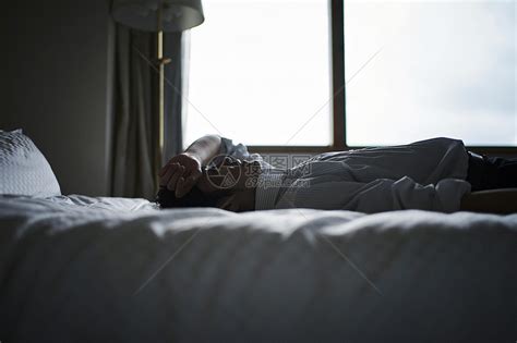 精疲力竭的白领躺在酒店床上高清图片下载-正版图片502054224-摄图网