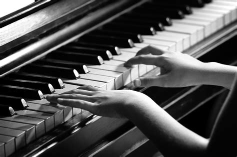 穿制服的女孩弹钢琴高清图片下载-正版图片502042945-摄图网