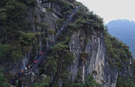 太行山最“惊险”的楼梯，高达88米，耸立在万丈悬崖旁
