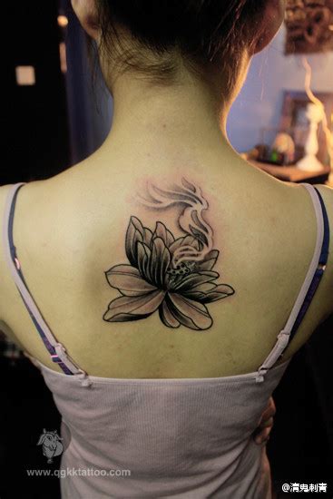 美女背部唯美时尚的黑白莲花纹身图案