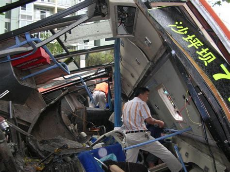 东莞发生惨烈车祸，一人当场被碾死！！