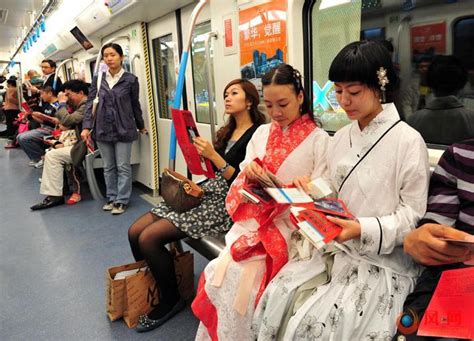 美女穿汉服乘地铁宣传传统文化（图）