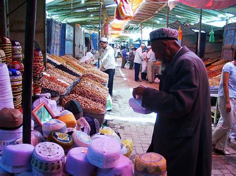 喀什的丝绸市场：周日时最热闹，丝绸店里只卖一种布料_凤凰网视频_凤凰网
