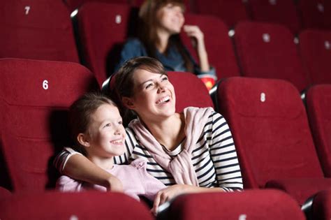 孩子们在电影院里看电影为儿童提供电影娱乐视频特效素材-千库网