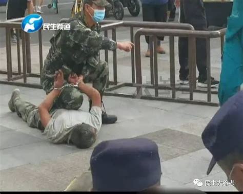 郑州二七广场一男子持斧砍人 已被武警制服_凤凰网