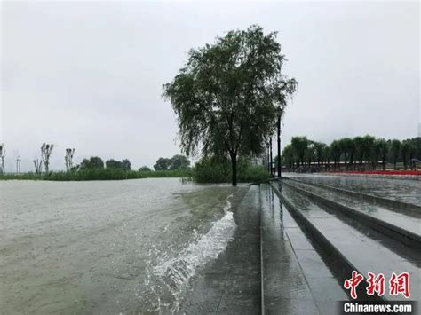 湖北襄阳暴雨过后汉江涨洪水 半边青半边黄_金羊网新闻