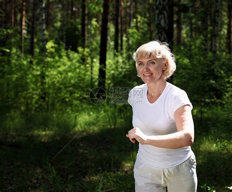 一位俄罗斯老女人在镜子里反射高清图片下载-正版图片506595358-摄图网
