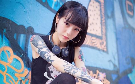 武汉专业纹身店为美女打造的时尚花臂纹身作品