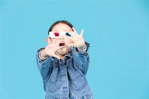 小女孩戴3D眼镜看电影高清图片下载-正版图片501563591-摄图网