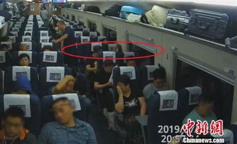 男子长沙地铁上发病：乘客让出整排座位 众人合力救治 - 三湘万象 - 湖南在线 - 华声在线