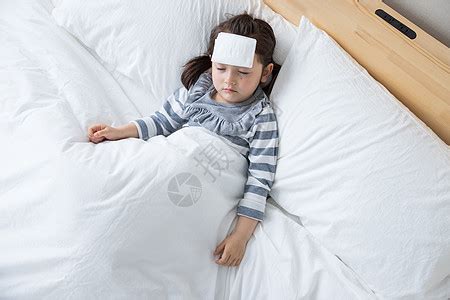 睡着的年轻女子在睡觉前躺床上高清图片下载-正版图片305181391-摄图网