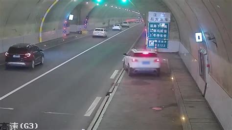 实拍：上海一轿车突然变道 奥迪越野车被撞飞 司机幸运逃过一劫！_凤凰网视频_凤凰网